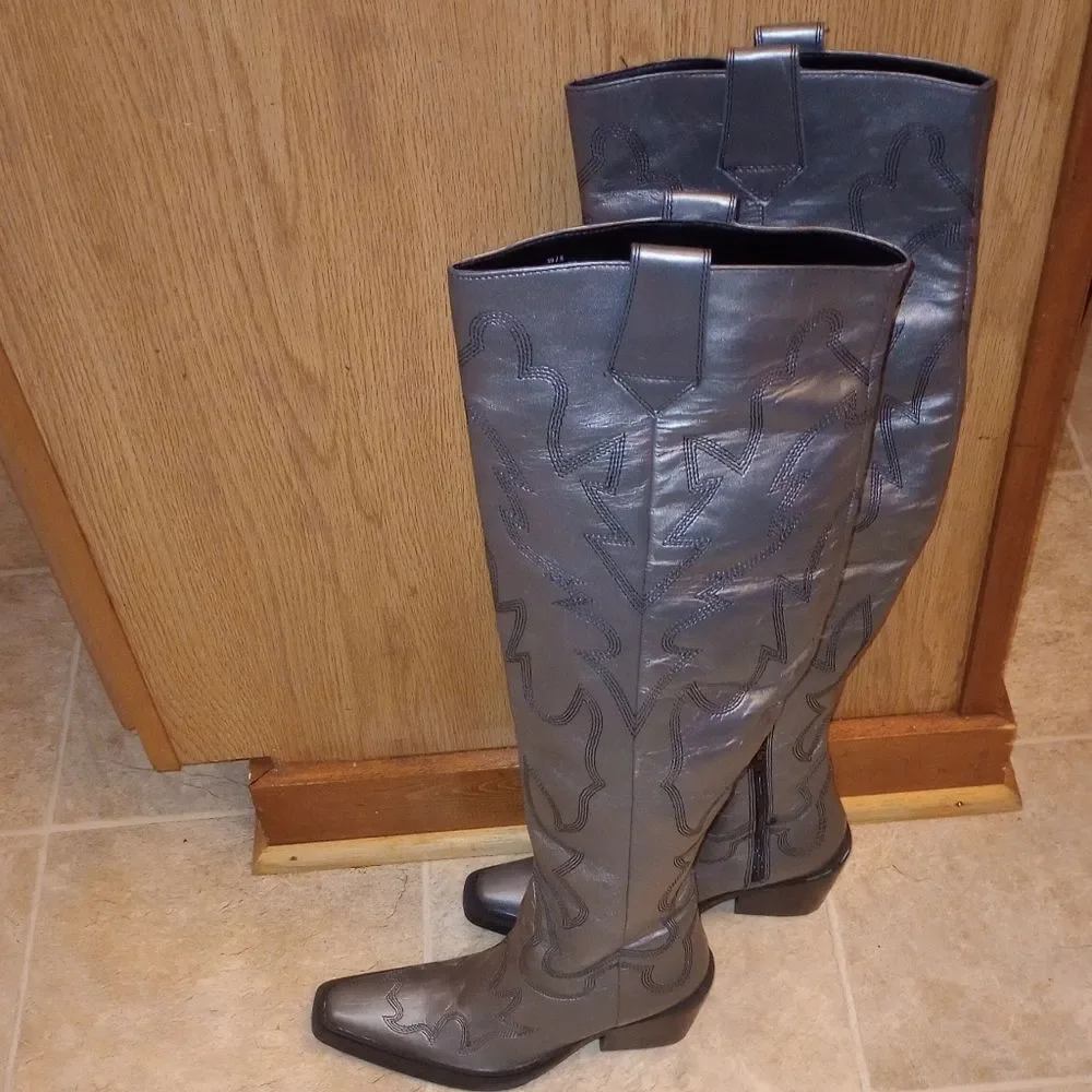 🆕👢🤠Nasty Gal Metallic Embroidered Cowboy Boots
